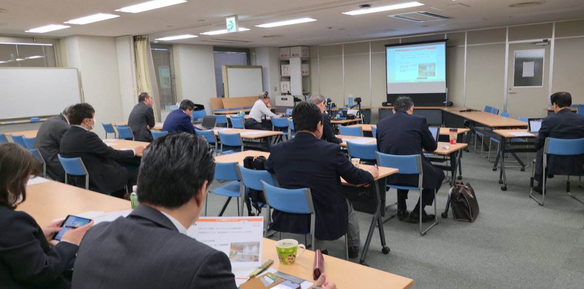 sharoushiseiren's tweet photo. 埼玉社労士政連は、3月17日、自見はなこ参議院議員のご紹介により、こども家庭庁の講師を迎え、本連盟会員のみが参加可能な「政連だから聴ける！改正法WEB研修会」を開催いたしました。
令和5年に閣議決定されたこども未来戦略「加速化プラン」および社労士の実務に直結する「こども・子育て支援金制度」についてご講義いただきました。
約1週間前の周知にもかかわらず、本連盟会員約200名から受講申込みがあり、充実した研修会となりました。
終了後には、自見議員が国会から駆け付けられ、石倉会長、瀬谷顧問をはじめ本連盟役員との懇談が行われました。
＃埼玉社労士政連