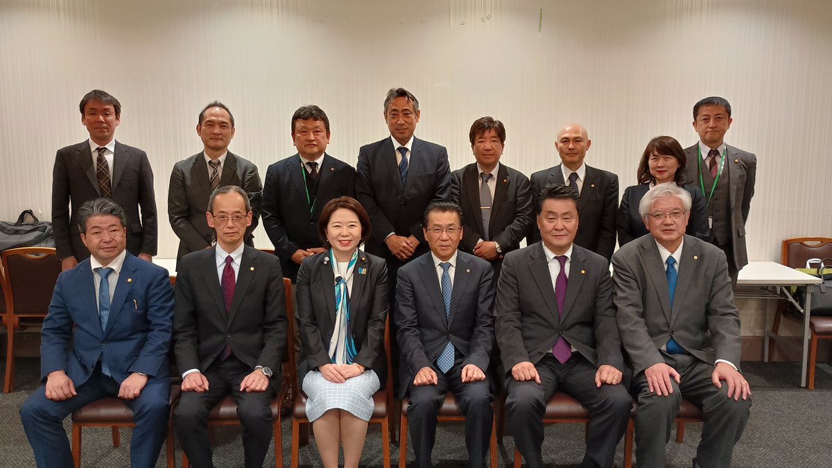 sharoushiseiren's tweet photo. 埼玉社労士政連は、3月17日、自見はなこ参議院議員のご紹介により、こども家庭庁の講師を迎え、本連盟会員のみが参加可能な「政連だから聴ける！改正法WEB研修会」を開催いたしました。
令和5年に閣議決定されたこども未来戦略「加速化プラン」および社労士の実務に直結する「こども・子育て支援金制度」についてご講義いただきました。
約1週間前の周知にもかかわらず、本連盟会員約200名から受講申込みがあり、充実した研修会となりました。
終了後には、自見議員が国会から駆け付けられ、石倉会長、瀬谷顧問をはじめ本連盟役員との懇談が行われました。
＃埼玉社労士政連