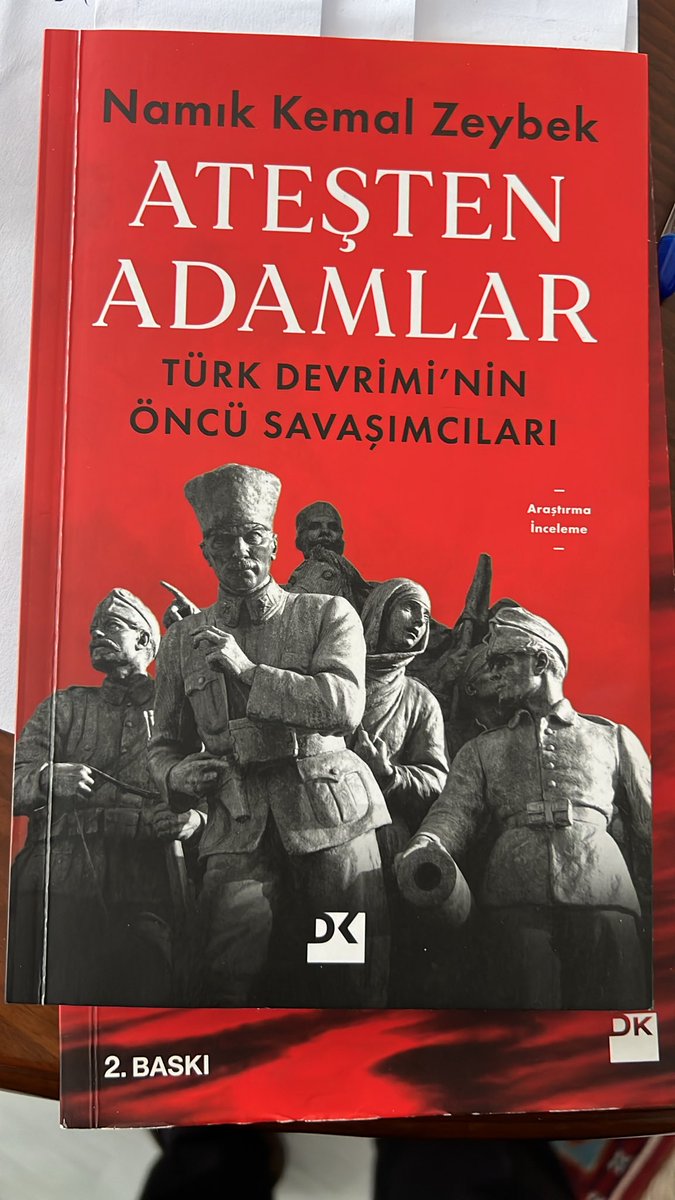 Kurt Kaya kardeşim!
Ateşten Adamlar adıyla çıkardığım bitikte,Sadece
Rıfat Börekçi değil,
Kurtuluş Savaşına önemli destekler veren,
Bektaşilerin önderi Cemalettin Çelebi’yi de
Türk Ortodoksların önderi
Papa Eftim’i de yazdım.
Okumalı, okutmalısın.