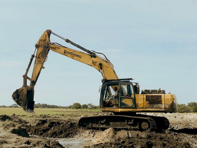 acntruckcn's tweet image. ⚡Simple maintenance, big impact.
Regular cleaning of the excavator removes dust and oil buildup, improving efficiency and reducing wear on key components.🛠️💦

Read more👉bit.ly/3NzHmAN
#excavator #maintenance #heavyequipment