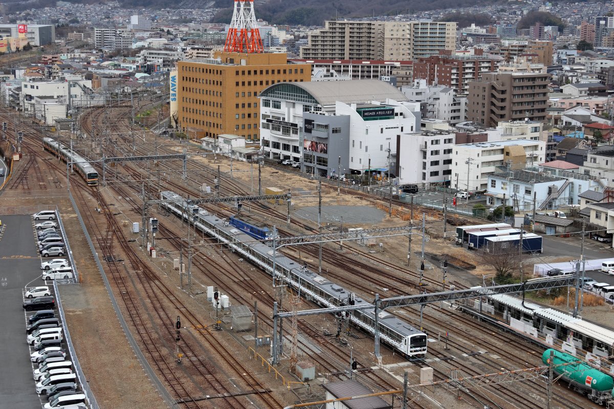 shun6438's tweet photo. 今日はmuetrainが中央線に入線しました。
改造されてからかなり経ちますが、活躍が続きますね。
こうした試験車両も大人気ですので、なるべく人の少ない所で見送って来ました。
#muetrain #209系 https://t.co/3BAqhZRmaU