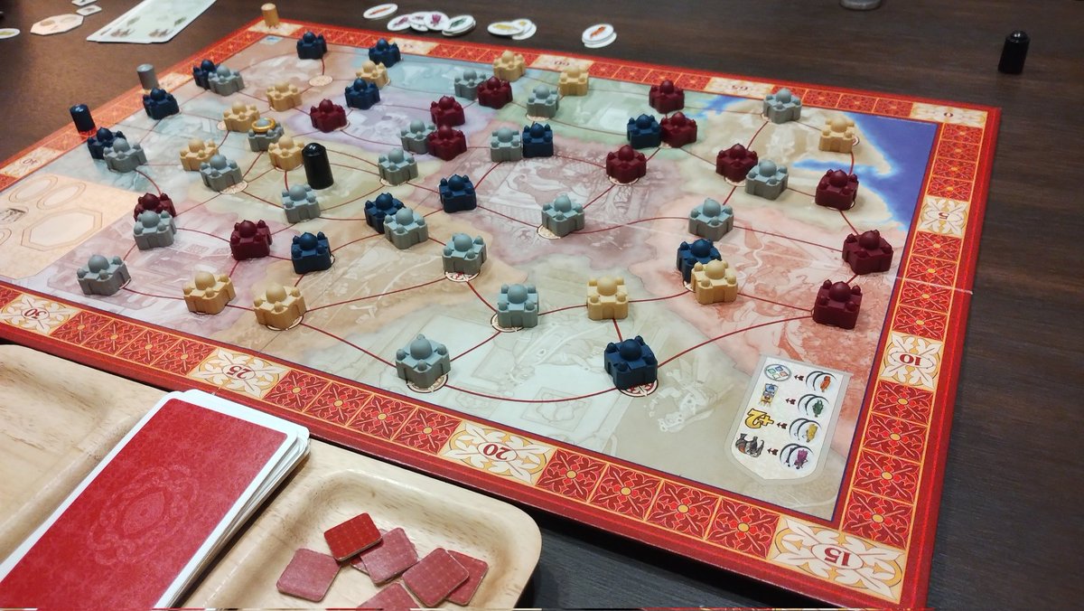 #タージマハル ４人戦

「カードを出す」か「降りる」かの２択。砦を立てる権利を得たり、同色の人を集めて強いカードを入手したり、それをまた別の人に奪われたり。

複数エリアを繋げる立ち回りが理想とは思いつつ現実はしょぼしょぼ。でもそのシビアさがいい！