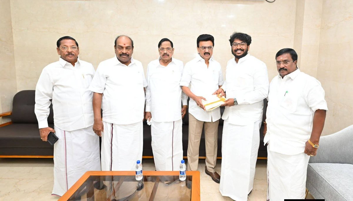 Jagathofficial's tweet photo. கழக தலைவர் மாண்புமிகு #தளபதி
M. K. Stalin  முன்னிலையில் புதுச்சேரி 
சுயேட்சை எம்எல்ஏ #அங்காளன், 
முன்னாள் உள்துறை அமைச்சர் 
ப. #கண்ணன் மகன் #விக்னேஷ்
திமுகவில் இணைந்தனர்.

#Loading2Point0 #DMK4PY #வெல்வோம்_ஒன்றாக

@Udhaystalin 
@katpadidmk 
@KN_NEHRU https://t.co/QjVCdMkWF1