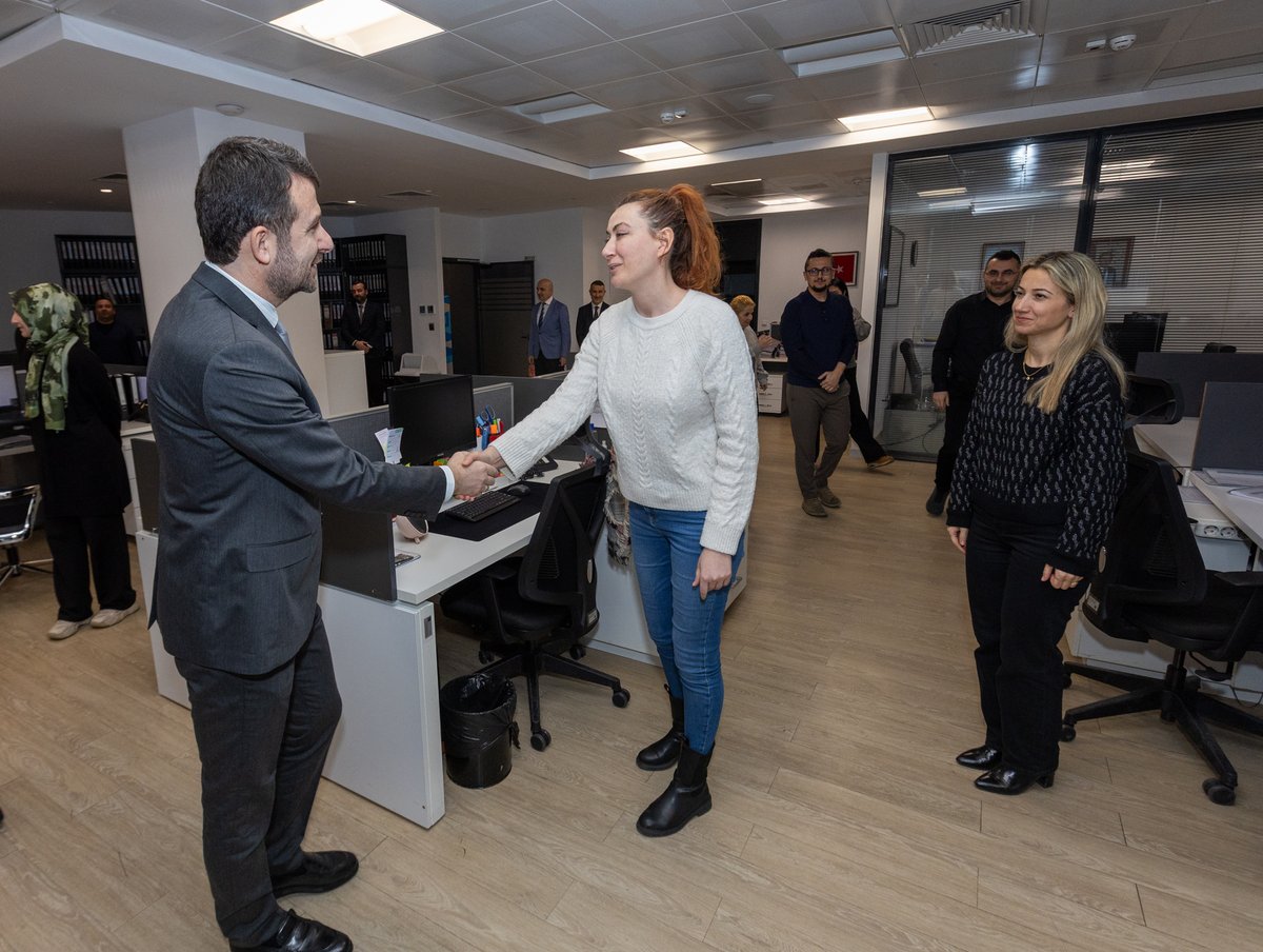 Genel Müdürümüz Abdulkadir Çay, Kurumumuz personeliyle bir araya gelerek bayramlarını tebrik etti.

Ramazan Bayramının birlik, beraberlik ve dayanışma ruhuna vurgu yapan Genel Müdürümüz, sağlık, huzur ve başarı temennisinde bulundu.

Haber için; 

🔗  bik.gov.tr/kurumsal-haber…