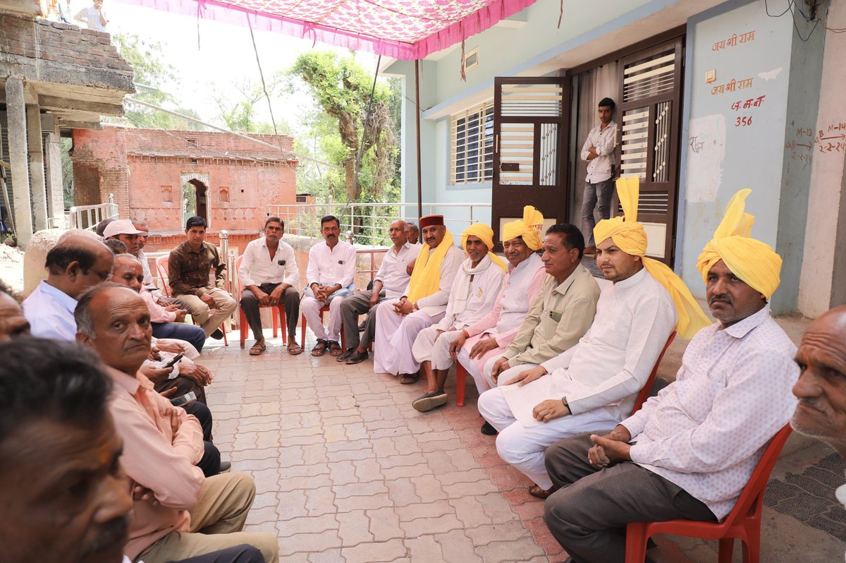 आज विधानसभा क्षेत्र के ग्राम मुगली प्राचीन बावड़ी में जल गंगा संवर्धन अभियान का शुभारंभ किया। 

यह अभियान जल संरक्षण के प्रति जन-जागरूकता बढ़ाने और भविष्य की पीढ़ियों के लिए जल संसाधनों को सुरक्षित करने की दिशा में एक महत्वपूर्ण कदम है।

#जल_गंगा_संवर्धन_अभियान