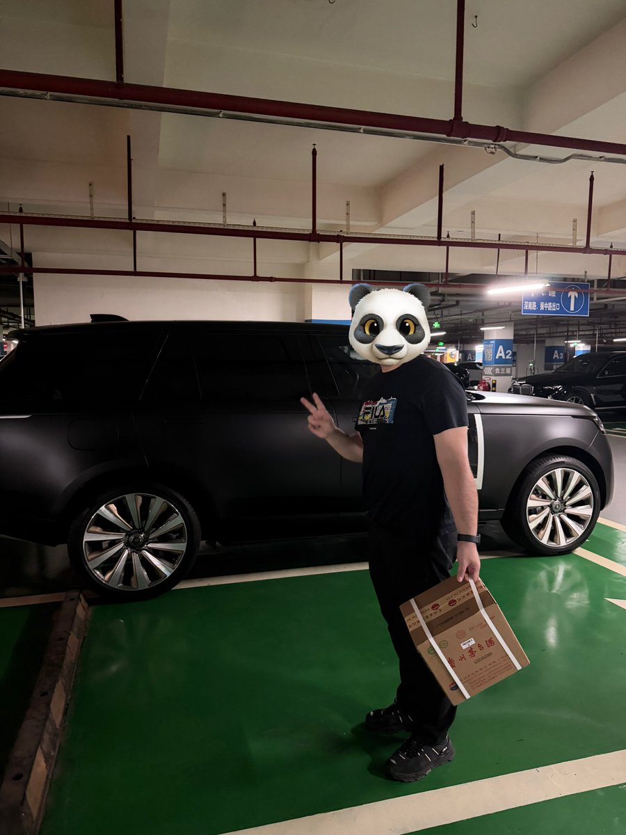 一只北极熊 tweet media