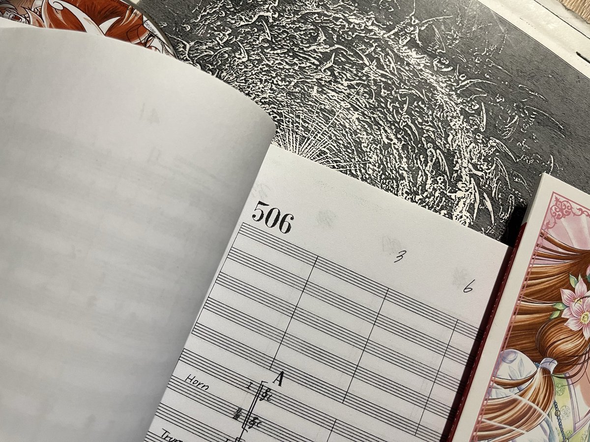 InoryMusic's tweet photo. Toujours à propos du quatrième film de Saint Seiya Lucifer sorti en 1989, voici un extrait du storyboard de Masayuki Akehi.

La particularité de ce document est qu’il s’agit du storyboard utilisé par Seiji Yokoyama pour composer la bande originale, qu’il a ensuite gentiment offert. Une véritable pièce de collection.

Ici, il s’agit de la musique M-506, 3eme partie du titre intitulée “Sacred Hall of Devil Subjugation” (Fukuma Shinden), lorsque Lucifer s’adresse à Athena, avant de se conclure sur les images des dieux.

Pour écrire ses partitions, Seiji Yokoyama traçait au feutre rouge chaque scène devant être mise en musique afin d’en déterminer précisément la durée. Il pouvait ensuite commencer la composition.

Une fois le montage du film terminé, les enregistrements musicaux étaient réalisés. Toutefois, certaines scènes voyaient leur durée modifiée au montage final. Dans ce cas, Yokoyama corrigeait ses partitions, allant parfois jusqu’à supprimer plusieurs secondes en inscrivant « cut », que ce soit au début, à la fin ou au milieu d’un morceau.

Ces passages restent inédits et n’ont jamais été enregistrés. Les éditions françaises Inory Music ont entrepris de réenregistrer ces musiques de films dans leur version intégrale, que nous avons intitulée « Director’s Cut ». Une grande partie de ces versions « Director’s Cut » est disponible sur les albums World of Seiji Yokoyama : Serenade et Shonen Symphony 💿

#cavaleirosdozodiaco #cdz #caballerosdelzodiaco #chevaliersduzodiaque #knightsofthezodiac
#聖闘士星矢
#横山菁児
#SeijiYokoyama
#SaintSeiya
#InoryMusic
#WorldofSeijiYokoyama
