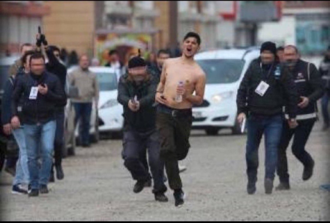 A. Rahman Gök, Newroz’da polis tarafından öldürülen üniversiteli Kemal Kurkut’u yazdı: 

“Kemal, bir fotoğraf karesinde sonsuza dek 23 yaşında, sonsuza dek Newroz alanına doğru koşan bir genç olarak kaldı. Şimdi bir kez daha 21 Mart geliyor. Bir kez daha Kemal’in acısını
