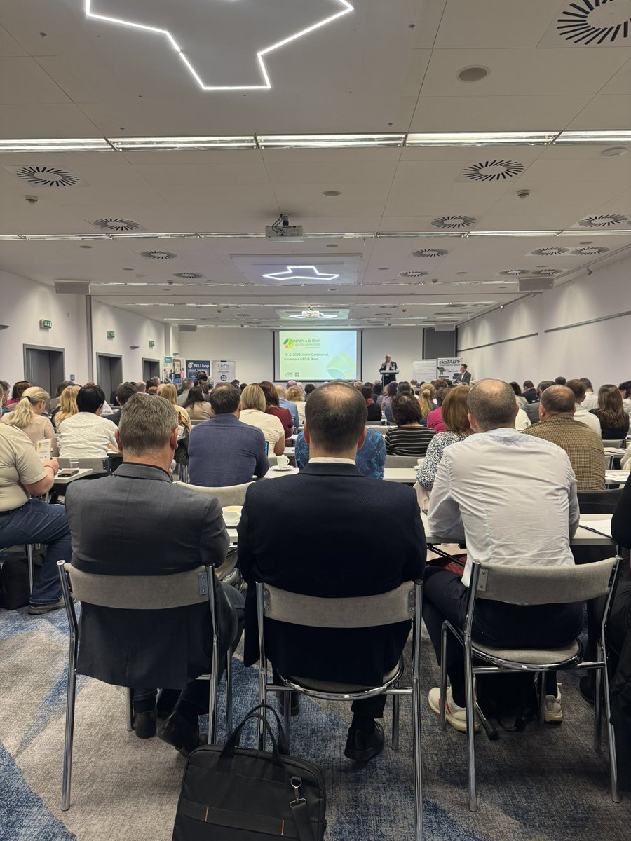 Foltan_CT's tweet photo. Férová komunikace, důraz na žáka, podpora ředitelů i reakce na digitalizaci a umělou inteligenci nebo větší analýza současného stavu školství. Témata dnešní konference o trendech a změnách ve vzdělávání. Koná se v Brně, účastní se ředitelé škol. https://t.co/jaBLR05aoV