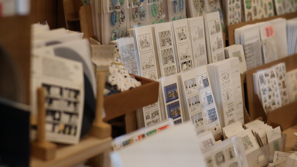 광주가면 꼬옥 
광주 극장에 들려서 손으로 그린 간판보고
단관 최대 사이즈도 맛봐줘
극장 분위기가 증.말~ 좋아.

그리고 바로 옆에 잇는 소년의 서를 들려서 책한권을 들고 아시아문화전당에 터벅터벅 가서 하늘마당에 누워 책을 읽어

시간이 남으면 아문당 전시를 봐.

책과 생활도 정말