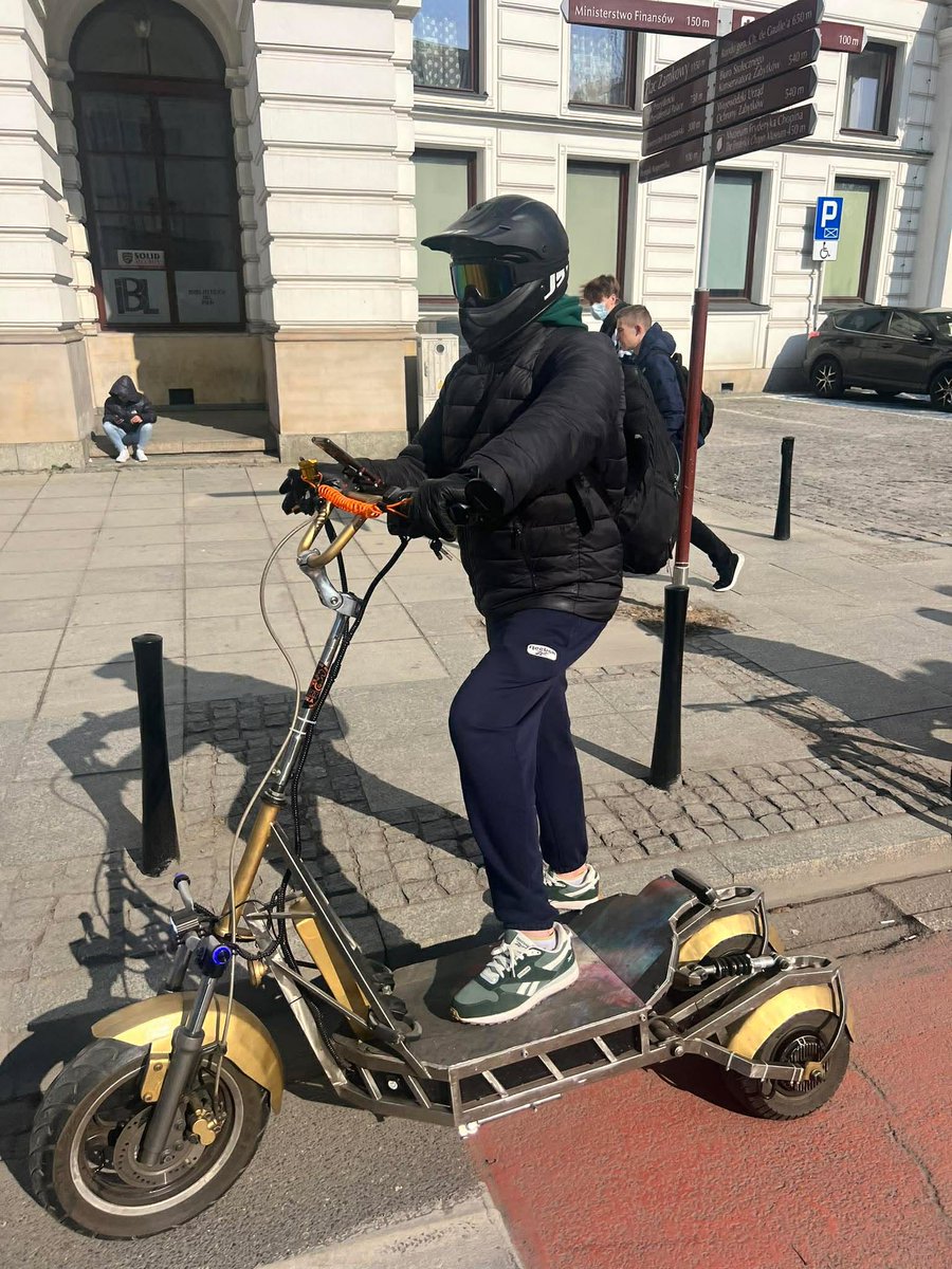 Spotted Warszawa: SUV wśród hulajnóg

Kiedy <a href="/PolskaPolicja/">Polska Policja 🇵🇱</a> weźmie sie za różne pojazdy udające hulajnogi czy rowery, w rzeczywistości będące motorowerami lub motorami rozwijającymi duże prędkości ?