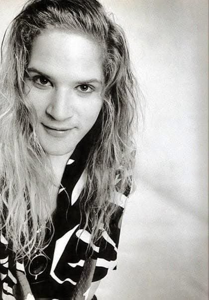 RockOthers's tweet photo. #AlmanaccoRock by @FabioLisci
#OnThisDay #AndrewWood
19 marzo 1990 – Muore Andrew Wood, voce dei Mother Love Bone
Il 19 marzo 1990 Andrew Wood muore a soli 24 anni per un’overdose di eroina, pochi giorni dopo essere entrato in coma. Con lui si spezza bruscamente una delle carriere più promettenti della scena di Seattle. Alla guida dei Mother Love Bone, aveva costruito un’identità fuori dagli schemi, sospesa tra glam, hard rock e una sensibilità già vicina a ciò che di lì a poco sarebbe stato definito grunge. Il suo modo di stare sul palco, teatrale ma mai costruito, lo rendeva una figura centrale in un ambiente ancora in fermento. L’album “Apple” esce pochi mesi dopo la sua morte e diventa inevitabilmente un punto di arrivo mancato. Intorno a quella perdita si stringe una comunità di musicisti che da lì ripartirà, anche attraverso il progetto Temple of the Dog, nato proprio per ricordarlo. La sua assenza lascia un vuoto difficile da misurare, perché non riguarda solo quello che è stato, ma soprattutto tutto ciò che avrebbe potuto prendere forma.