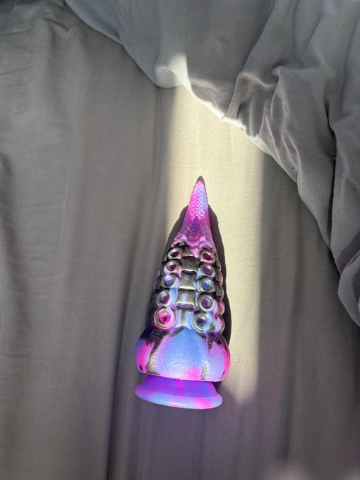 60suigi02's tweet photo. Hypnotic swirls of purple and blue dance across this glass beauty… ready to claim your deepest desires ✨🖤

#SexToys #ButtPlug #GlassPlug #AnalPlay #GlassToy #FantasyToy #Iridescent #Pleasure #NSFW #AdultToys #Kink #DragonScale https://t.co/yZxN5eZV8F