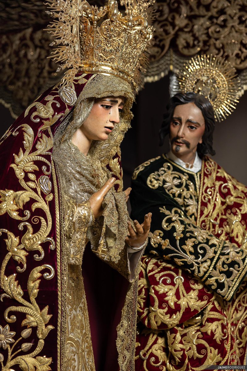 La Santísima Virgen porta la saya estrenada el pasado mes de noviembre, la cual fue confeccionada en el taller de bordados de las Hermanas Rama, en base a unos bordados procedentes de una casulla francesa del siglo XVIII.

📸 <a href="/jaimerfz/">Jaime Rodríguez</a>
