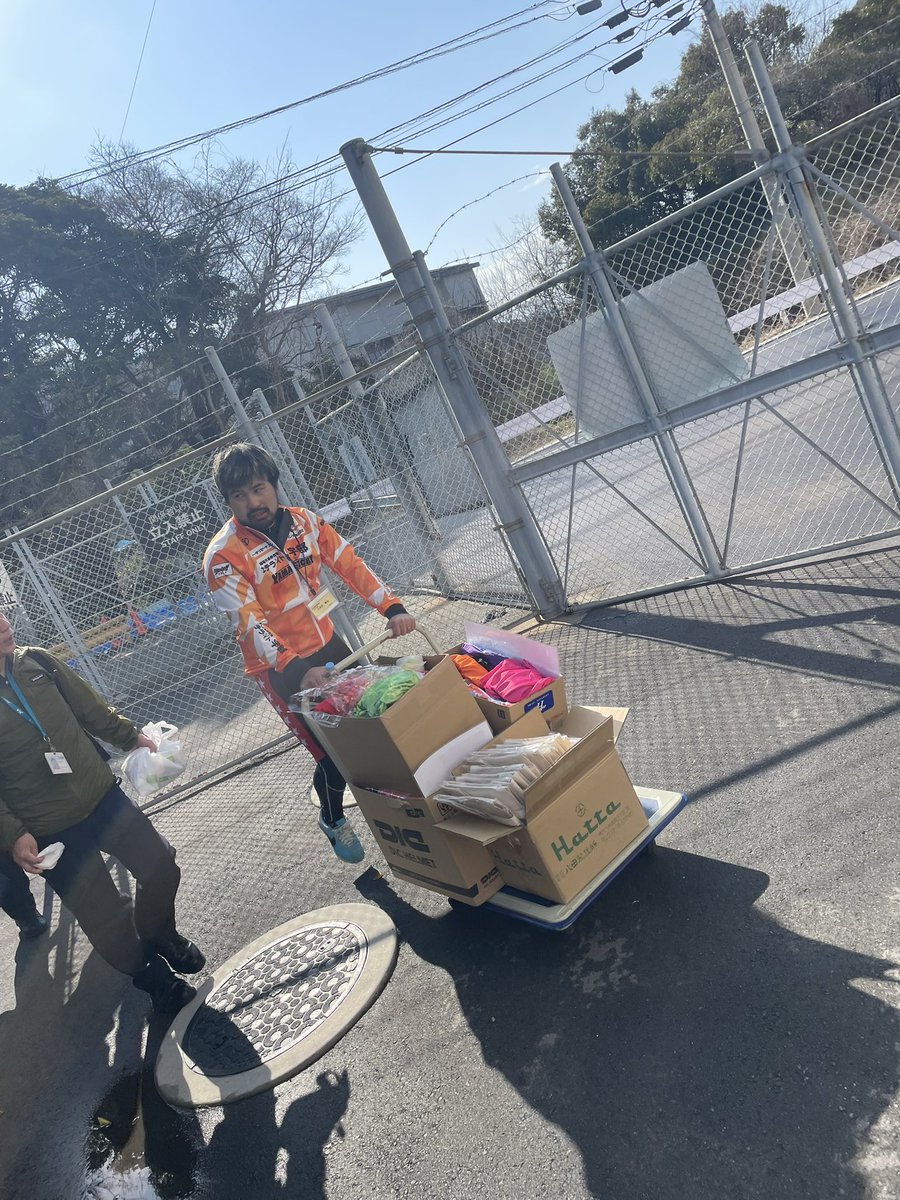 YKeirin's tweet photo. ウィナーズ初日！
地元応援たくさんの方が来られて凄く盛り上がりました📣
ありがとうございます！
レース終わり抽選で桑原選手、清水選手のサイン入りのユニフォームも当たります！！
選手会ブースではサイン入りタオルや5点セットはすぐ完売しましたので、早めにお越しください🙇‍♂️

#防府競輪 https://t.co/o8OwaQE61Q