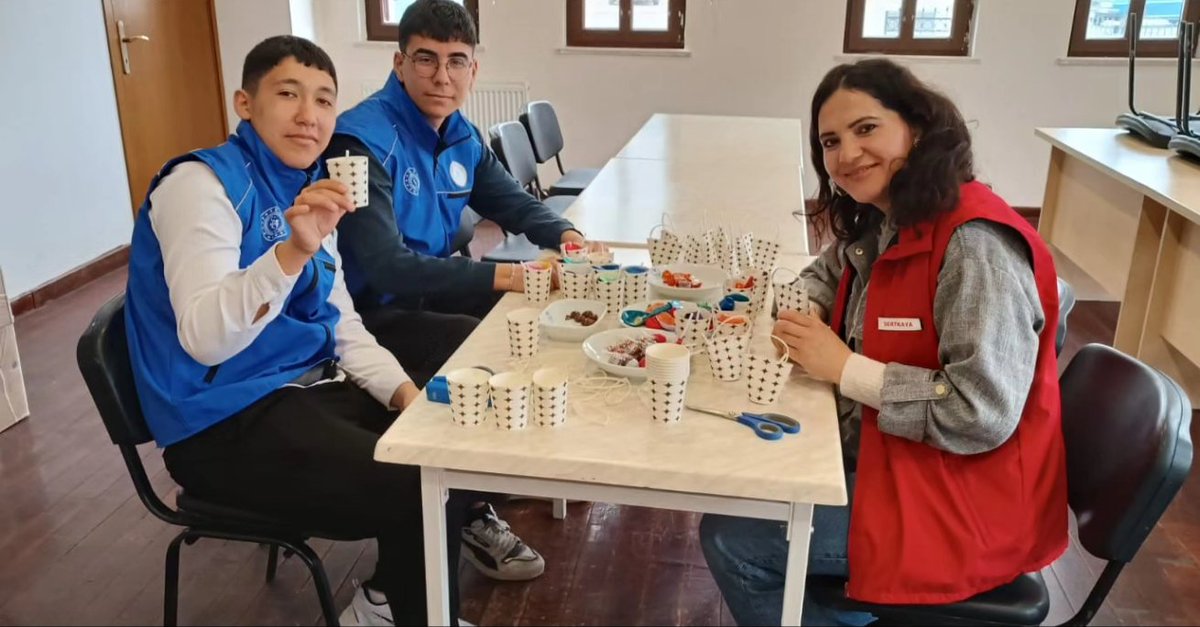 Kaman_GM's tweet photo. Gençlik Merkezimizde gönüllü gençlerimiz ile hazırladığımız Bayram Şekerlerini kurs ve atölye faaliyetlerimize katılan öğrencilerimize ikram ederek bayramlarını kutladık.

@oa_bak @gencliksporbak @gsbgenclik @gsb_kirsehir https://t.co/NNNH9e0HKz