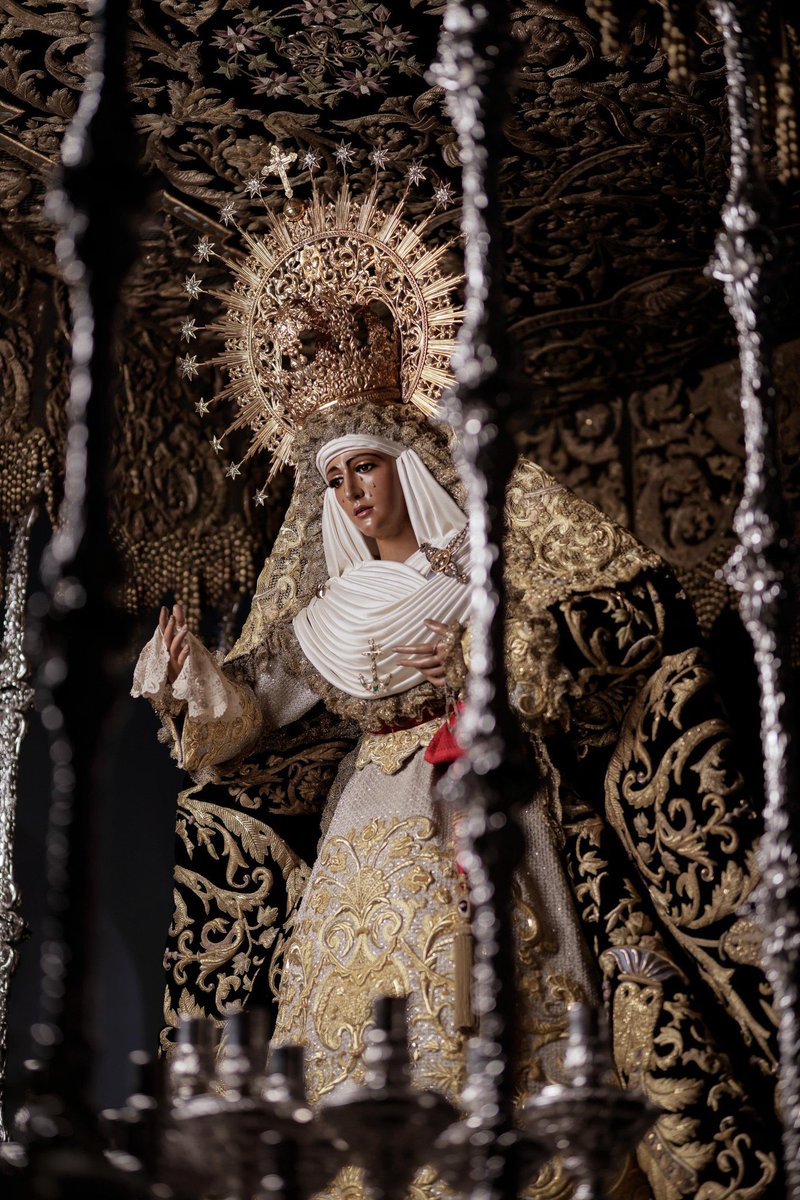 Hay cosas que no se pueden explicar, y esta es una de ellas. 

Triana se arrodilla al verte,
Sevilla entera te reza
a ti Virgen Marinera
¿quién pudiera más quererte?
si al navegar por el puente,
Esperanza Madre Nuestra,
tu mirada de pureza
colma de amor a tu gente.