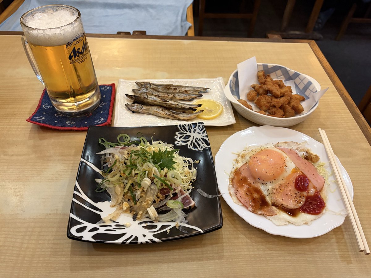 takachl1985's tweet photo. 今日は、このくらいで帰ります😅
生🍺4杯とこの料理の量
おでんは、８０円均一でたべれます。
牛すじだけ200円なり☝️ https://t.co/Ic3BfVkrXh