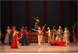 Sanıyorum "Bahçesaray Çeşmesi" oynuyorduk. Annem de temsili izlemeye gelmişti. Ben de annemi yerine oturtmak için salona götürdüm. Nejat Eczacıbaşı bütün temsillere önceden gelirdi ve salonda oyunla ilgili detayları incelerdi. Onun için sanırım bir nevi rehabilitasyon gibiydi. +