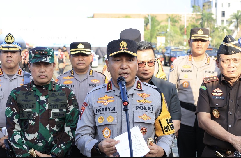 KabarBumiLK's tweet image. 12 MARET 2026

OPERASI KETUPAT LANCANG KUNING 2026, POLDA RIAU KERAHKAN 3.815 PERSONEL

Selengkapnya: tribratanews.riau.polri.go.id/read-25539-ope…

#KabarBumiLK #InfoMudik2026 #OpsKetupatLK #PoldaRiau #MudikAman #Lebaran1447H #PolriPresisi #LancangKuning #InfoRiau