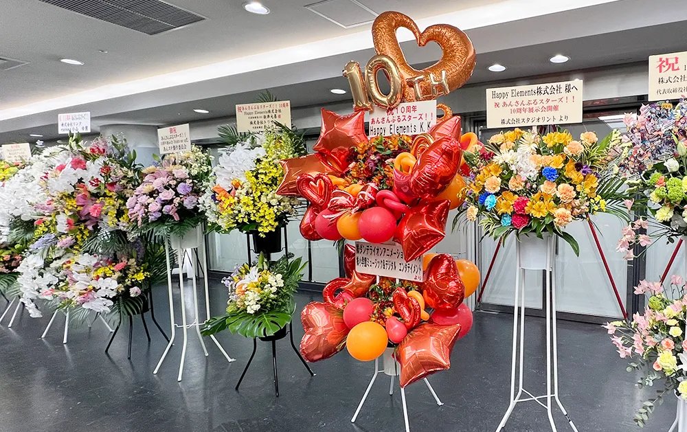Dande_Anim_PR's tweet photo. ㊗あんスタ10周年展示会「Bright me up!!」本日から開催！おめでとうございます💐
一足早く拝見しましたが、会場の各エリア手前に説明があり、見ごたえたっぷり✨めちゃくちゃドキドキ💓
#ダンデライオンアニメーションスタジオ からお花を贈らせていただきました🎈
みなさん、お楽しみに💖

#あんスタ https://t.co/gLd3Xnyzyg