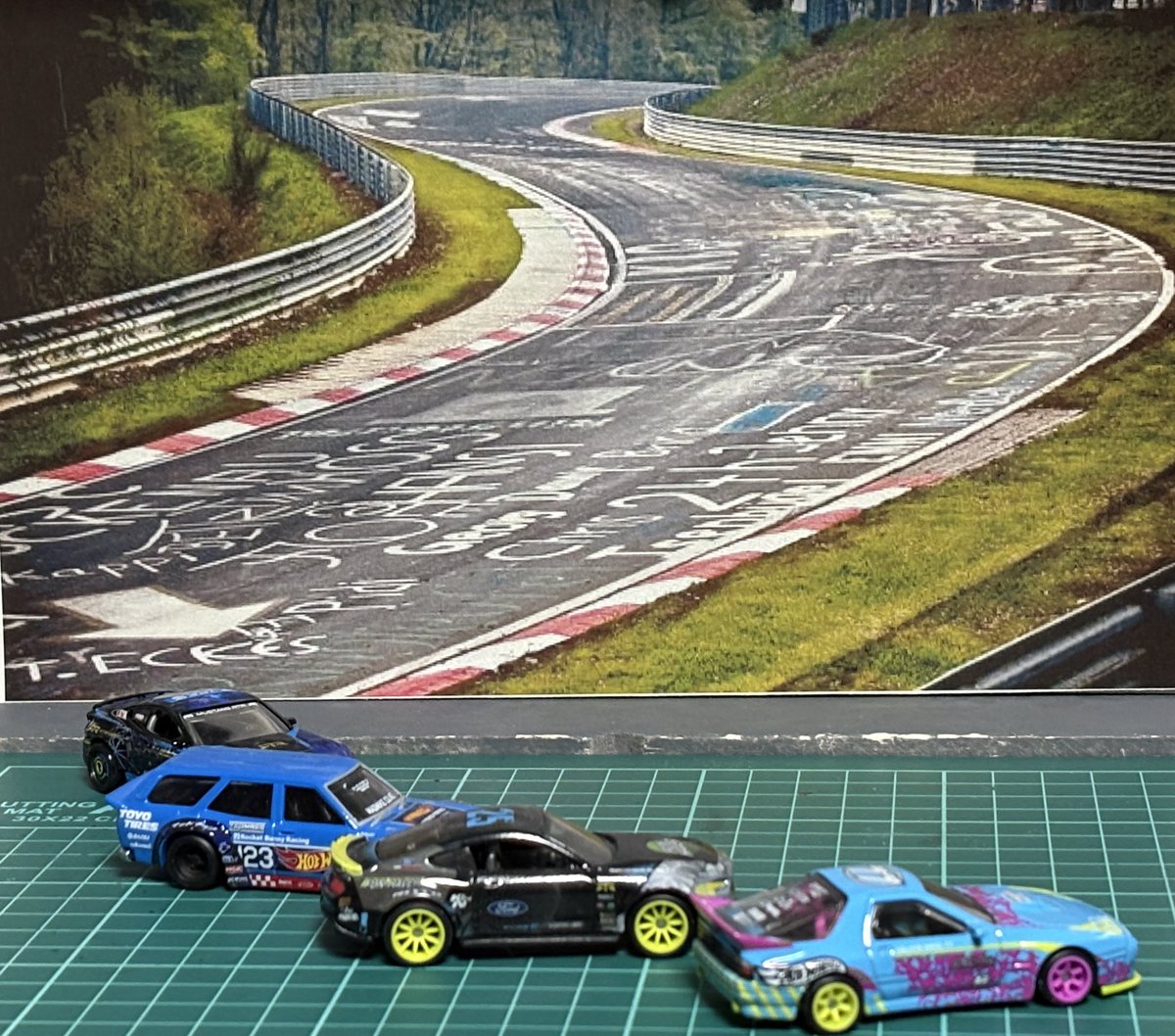 porschegmbh's tweet image. #ホットウィール  #ドリ天  #option 
 ニュルでイカ天開催中🛞グループ交際クラスの超接近ハイスピードドリフト👍