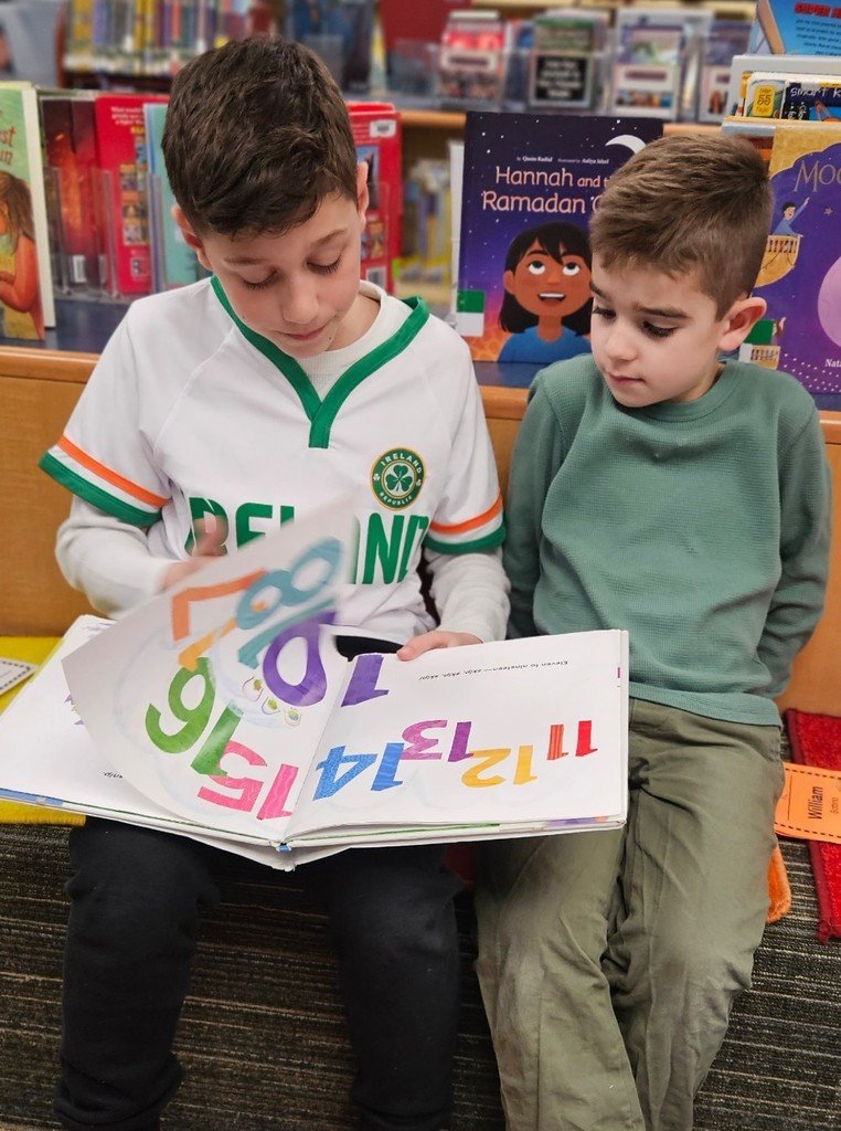 wyckoffschools's tweet image. 3S students at Sicomac loved visiting the library to read with their KG buddies! 

Learning together and supporting one another makes our school stronger. #SicomacReads  #BuddyReading @sicomacwps @sicomacpto