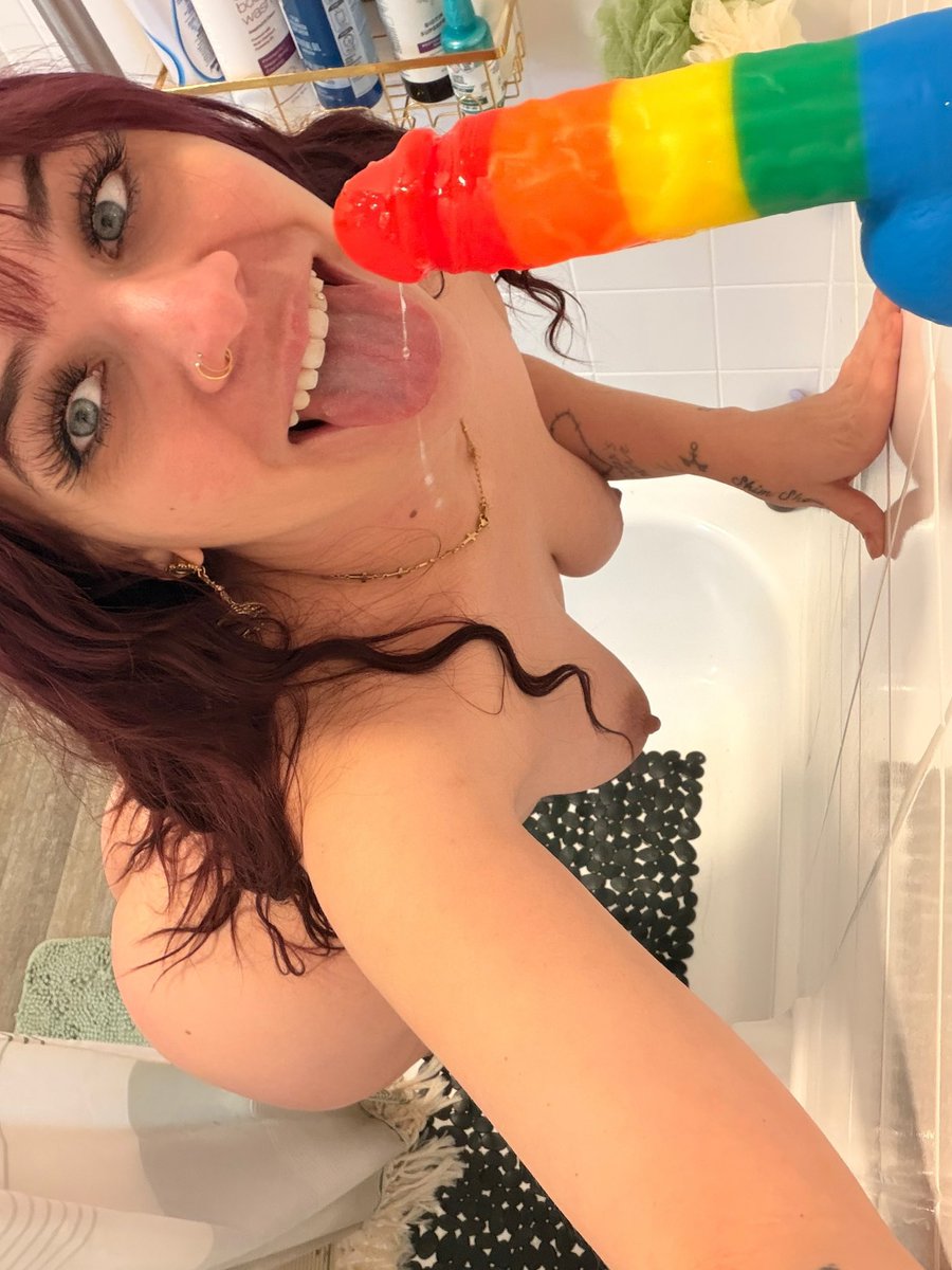 Tiny Elena tweet media