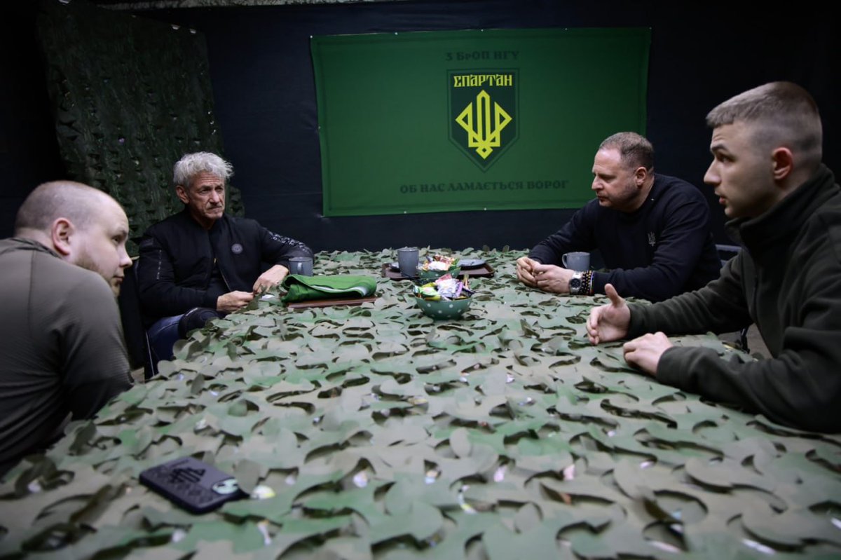 Всесвітньовідомий американський актор Шон Пенн відвідав військових 3-ї бригади оперативного призначення «Спартан».
А в якому статусі у розташуванні військової частини перебував Алла Борисівна Єрмак? У нас усі цивільні особи, не допущені до держтаємниці, можуть відвідувати