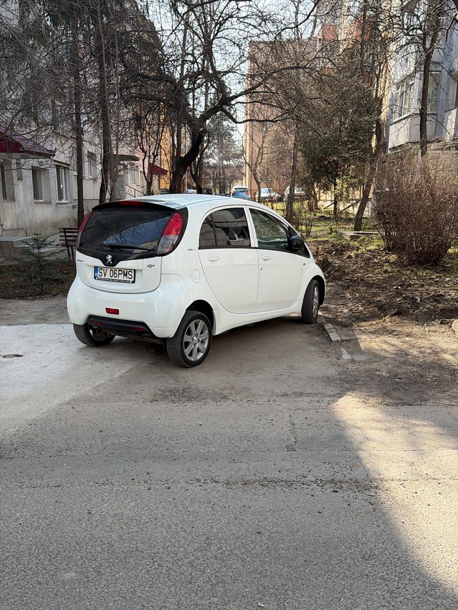 dinuzara's tweet photo. Mașină a Primăriei municipiului Suceava parcată pe o alee pietonală din cartierul George Enescu https://t.co/WWdk650KXp