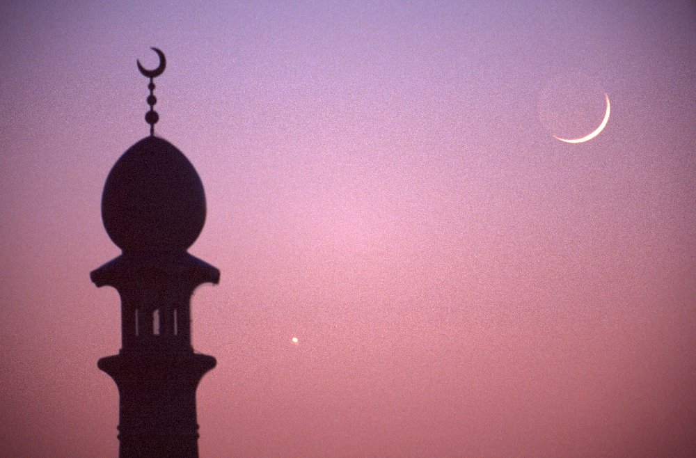 AstronomyCenter's tweet photo. اليوم الخميس 19 مارس 2026 هو اليوم التاسع والعشرين من شهر رمضان في 27 دولة، وستبدأ هذه الدول تباعا بتحري هلال شهر شوال بعد قليل، وهذه الدول هي: إندونيسيا، ماليزيا، بروناي، الهند، بنغلاديش، باكستان، إيران، عُمان، الأردن، سوريا ، مصر، ليبيا، تونس، الجزائر، المغرب، موريتانيا، جزر القمر، بوركينا فاسو، موزمبيق، غيانا، ألبانيا، أذربيجان، كازاخستان، قرغيزستان، أوزبكستان، طاجيكستان، تركمانستان.

لمعرفة نتيجة تحري الهلال ومعرفة البداية الرسمية لعيد الفطر في مختلف دول العالم، يمكن زيارة صفحة شهر شوال على موقع المركز من خلال الرابط التالي:
https://t.co/ROLoVO6Pr3

ولمعرفة إمكانية وظروف رؤية هلال شهر شوال اليوم الخميس 19 مارس 2026م، يمكن الاطلاع على التقرير العلمي الصادر من المركز من هذا الرابط:
https://t.co/syZthquCGB