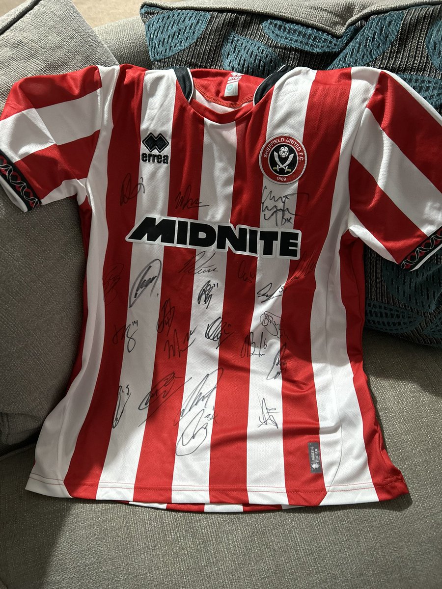 eastonfc's tweet photo. Raffle tickets 🎟️ still on sale at £10 each for this signed @SheffieldUnited shirt. We are willing to post anywhere. So #blades fans, get in touch.
#UTE❤️
#EFL
#SheffUtd
#Signed https://t.co/V1VZBwaqnQ