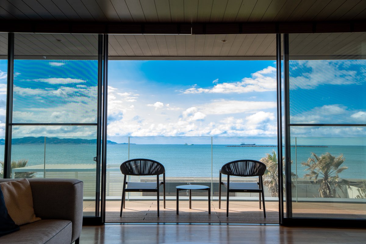 gifthouse_'s tweet photo. 絶景の海とひとつになるように佇む、スモールラグジュアリーヴィラ「GIFTHOUSE 館山 那古海岸」。

大きな窓から広がる景色とともに、開放感あふれるリビングダイニングで特別なひとときをお過ごしいただけます。

大切な人と過ごす“非日常”を、心ゆくまでお楽しみください。

https://t.co/Y9yuFxTIIm https://t.co/tGKTyeL2cS