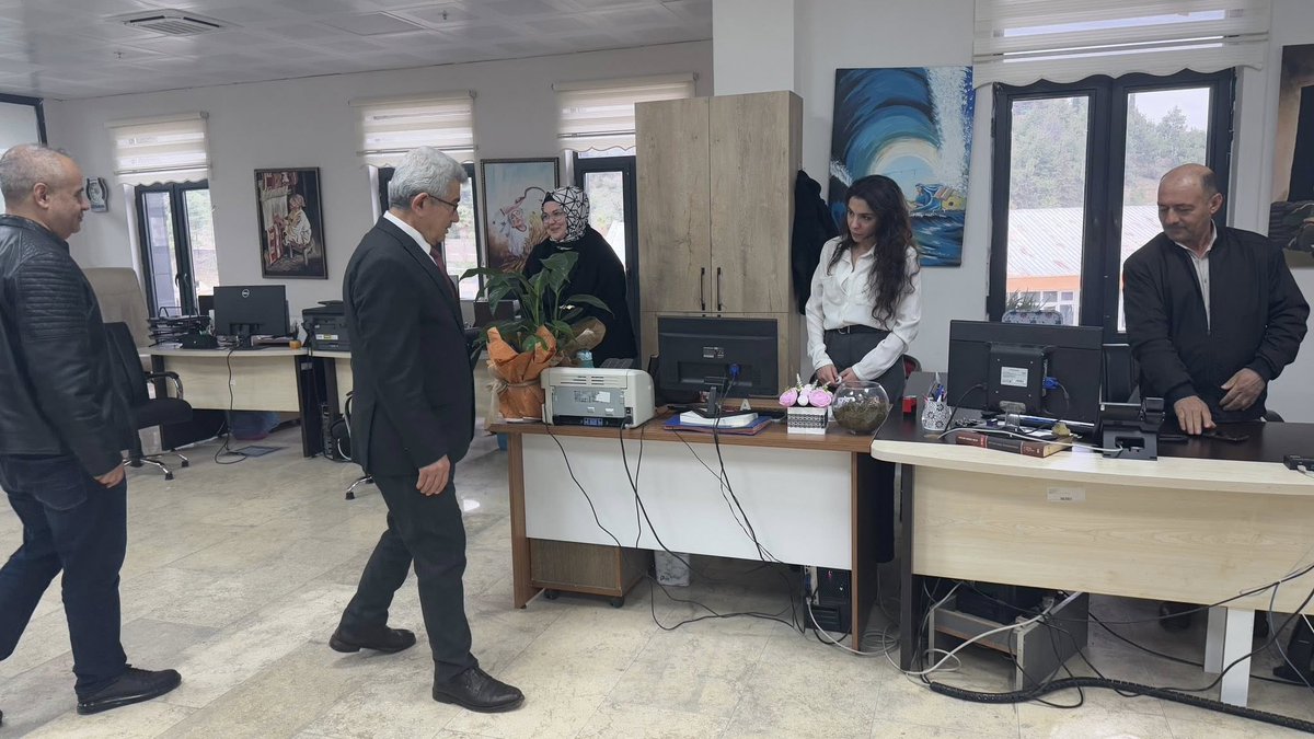 kadirlisila's tweet photo. MİLLİ EĞİTİM MÜDÜRÜ TAPSIZ PERSONELİYLE BAYRAMLAŞTI
https://t.co/hYjIN8WLmW https://t.co/qmZhgxKQ0A