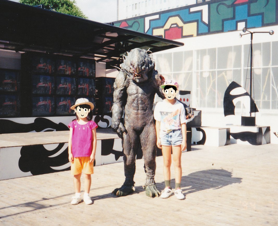 ガイバーの思い出。
約30年前、名古屋で開催されたSFX展での写真。
小学生の自分と妹、そして実写版2作目に登場した獣化兵ヴォルカー。
恐らく劇中で使用されたアクション用スーツで、肩にはヘッドビームに貫かれた傷跡が。
当時からガイバーファンだったので嬉しい体験でした。

#強殖装甲ガイバー