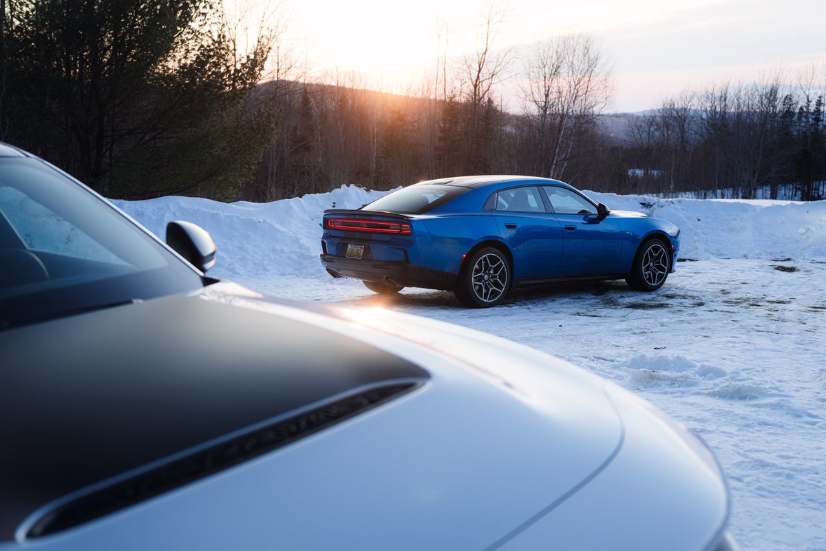 StellantisNAEsp's tweet image. La nueva era del músculo @Dodge ya está aquí.
Más de 1,600 hp repartidos en 3 variantes multi‑energía del #Charger, en 2 o 4 puertas y con tracción #AWD:
➡️ Scat Pack: 550 hp
➡️ R/T: 420 hp
➡️ Daytona Scat Pack EV: 670 hp*
*Con función PowerShot se obtiene una ráfaga de 40hp