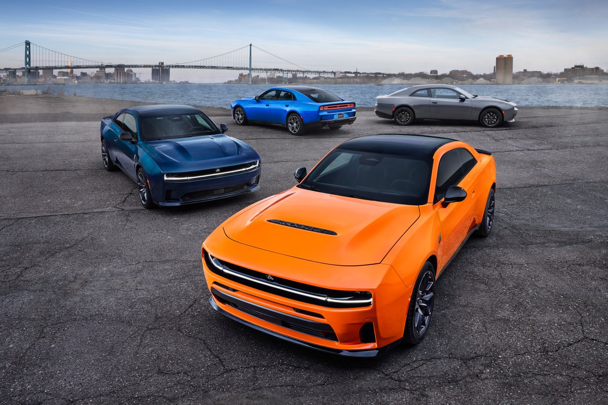 StellantisNAEsp's tweet image. La nueva era del músculo @Dodge ya está aquí.
Más de 1,600 hp repartidos en 3 variantes multi‑energía del #Charger, en 2 o 4 puertas y con tracción #AWD:
➡️ Scat Pack: 550 hp
➡️ R/T: 420 hp
➡️ Daytona Scat Pack EV: 670 hp*
*Con función PowerShot se obtiene una ráfaga de 40hp