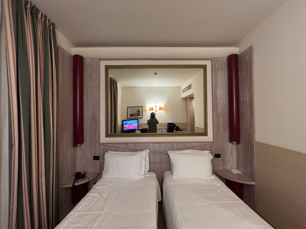 junslothcafe's tweet image. 🇹🇷トルコで無事トランジット
成功！ミラノ到着したが20時間以上の移動は疲れたポメヨ💦
しかもミラノの安いホテルは
それなりにヤバミ🤣ドライヤー使えないし......

中東ドンパチ💥やってるが
トルコ空港は穏やかだった
ポメヨ🦥
#塩オジサンステーキ🧂🥩
#RACE