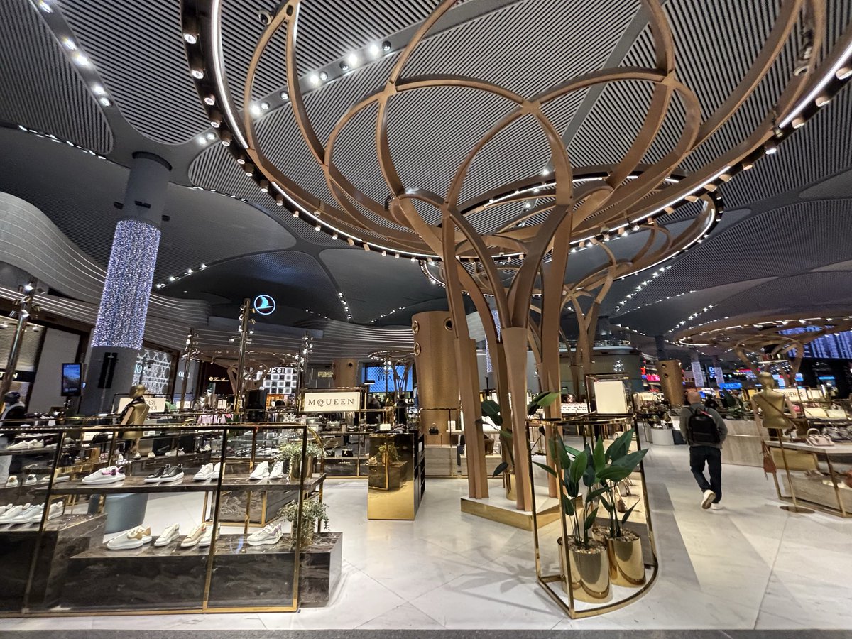 junslothcafe's tweet image. 🇹🇷トルコで無事トランジット
成功！ミラノ到着したが20時間以上の移動は疲れたポメヨ💦
しかもミラノの安いホテルは
それなりにヤバミ🤣ドライヤー使えないし......

中東ドンパチ💥やってるが
トルコ空港は穏やかだった
ポメヨ🦥
#塩オジサンステーキ🧂🥩
#RACE