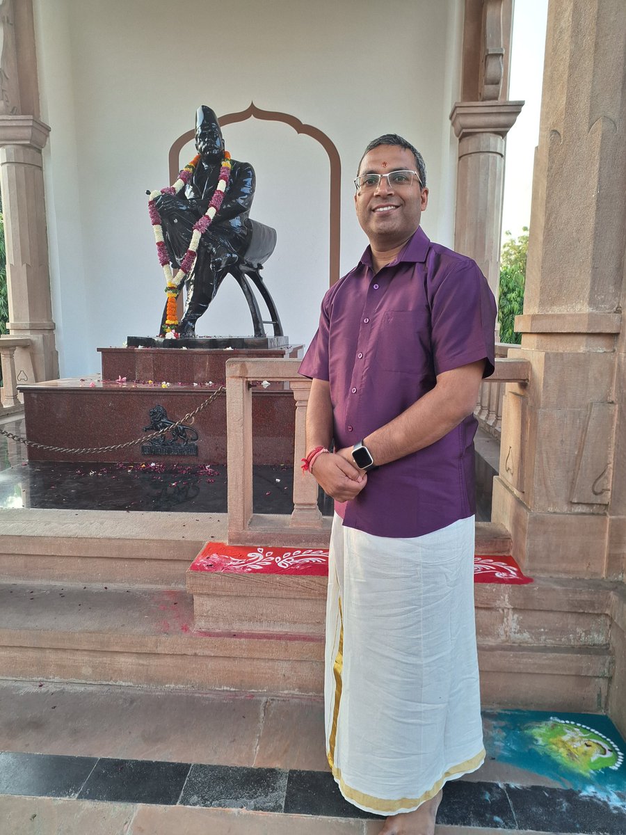 lokendra_777's tweet image. राष्ट्रीय स्वयंसेवक संघ के संस्थापक आद्य सरसंघचालक एवं जन्मजात देशभक्त डॉ. केशव बलिराम हेडगेवार की जयंती पर उनके श्रीचरणों में शत-शत नमन.... 

स्थान : स्मृति मंदिर, रेशिमबाग, नागपुर

#DoctorSahab #rss100years #RSS100 #reshimbag #smritimandir