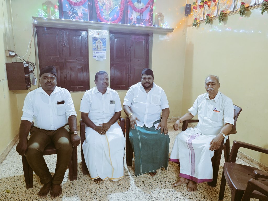 kcthirumaran's tweet photo. ஆர் எஸ் எஸ் இன் ஸ்தாபகர் திருமிகு கேசவ பலராம் 
ஹெட் கேவார் அவர்களின் பிறந்தநாள் விழாவை முன்னிட்டு மதுரை நாவல் நகரில் உள்ள ஆர்எஸ்எஸ் அலுவலகத்தில் பிறந்தநாள் விழா கொண்டாடப்பட்டது நான் இதில் கலந்துகொண்டு திரு கேசவக பலராம் ஹெட் கேவாரின் நினைவுகளை பேசி மகிழ்ந்தோம் உடன் மதுரை மாவட்ட 
காரிய கருத்தாக்கல் அதிகமானோர் கலந்து கொண்டனர் 
Kc திரு மாறன் ஜி.B.pharm
தென் இந்திய பார்வர்டு பிளாக் கட்சியின் நிறுவனத் தலைவர்