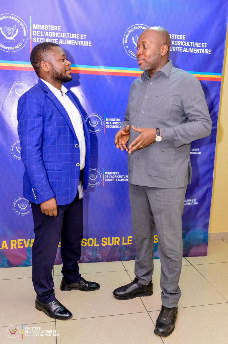 RKaponirwe's tweet photo. Échange fructueux avec mon oncle Honorable Jean Bakomito, Gouverneur du Haut-Uele.
Au cœur de nos discussions : agriculture, développement et avenir de la province, Le Haut-Uele peut-il devenir l’un des piliers agricoles de la #RDC ?  #agriculture #Tracteur  #Isiro https://t.co/zgealfsS1u