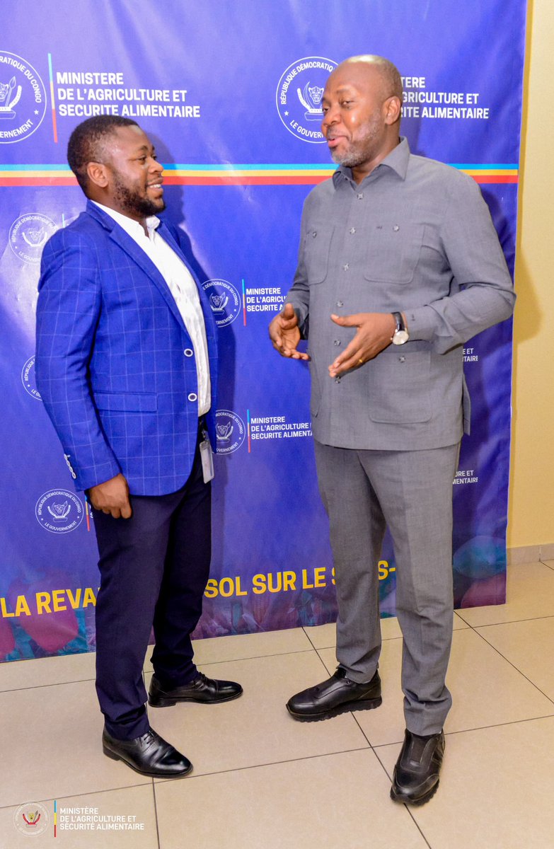 RKaponirwe's tweet photo. Échange fructueux avec mon oncle Honorable Jean Bakomito, Gouverneur du Haut-Uele.
Au cœur de nos discussions : agriculture, développement et avenir de la province, Le Haut-Uele peut-il devenir l’un des piliers agricoles de la #RDC ?  #agriculture #Tracteur  #Isiro https://t.co/zgealfsS1u