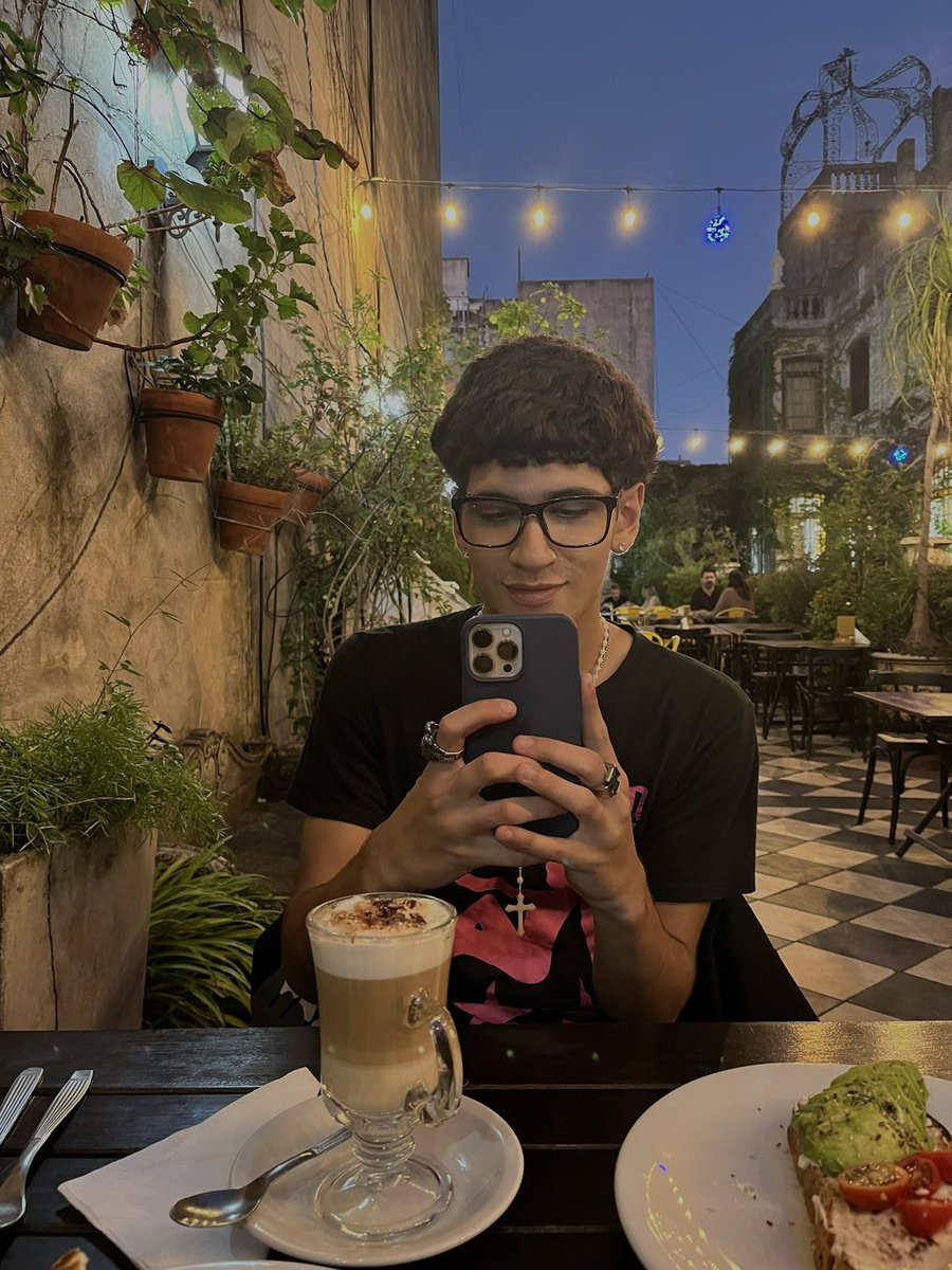 ttiars_'s tweet photo. hoy tuvimos una cita❤️con thiago en san telmo me llevo al lugar MAS lindo q fui a merendar en mi vida comimos avocado toast y yo me enamore un poquito mas de el https://t.co/4MzEhCv7hq