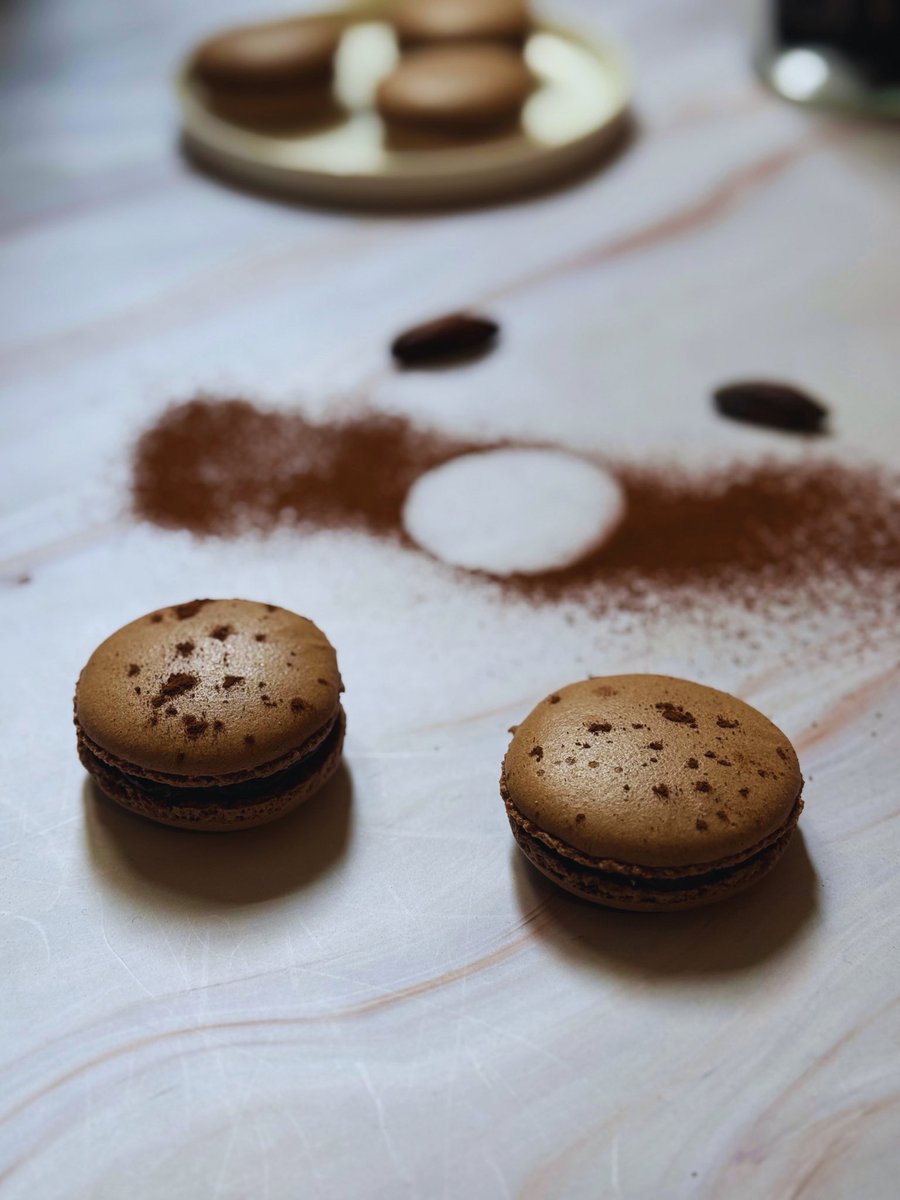 sharmiscakes's tweet photo. Une coque délicatement cacaotée, une ganache fondante parfumée à la fève tonka…

Un mélange intense et réconfortant avec cette petite touche épicée qui fait toute la différence.

Clairement le genre de douceur qu’on savoure lentement… et qu’on a du mal à partager 🫠 https://t.co/RgJvicaV7j