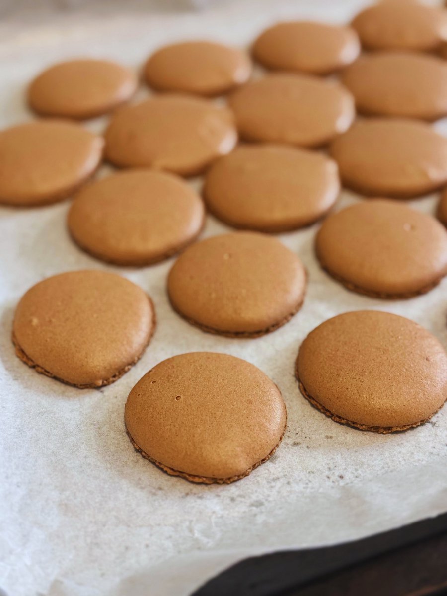 sharmiscakes's tweet photo. Une coque délicatement cacaotée, une ganache fondante parfumée à la fève tonka…

Un mélange intense et réconfortant avec cette petite touche épicée qui fait toute la différence.

Clairement le genre de douceur qu’on savoure lentement… et qu’on a du mal à partager 🫠 https://t.co/RgJvicaV7j