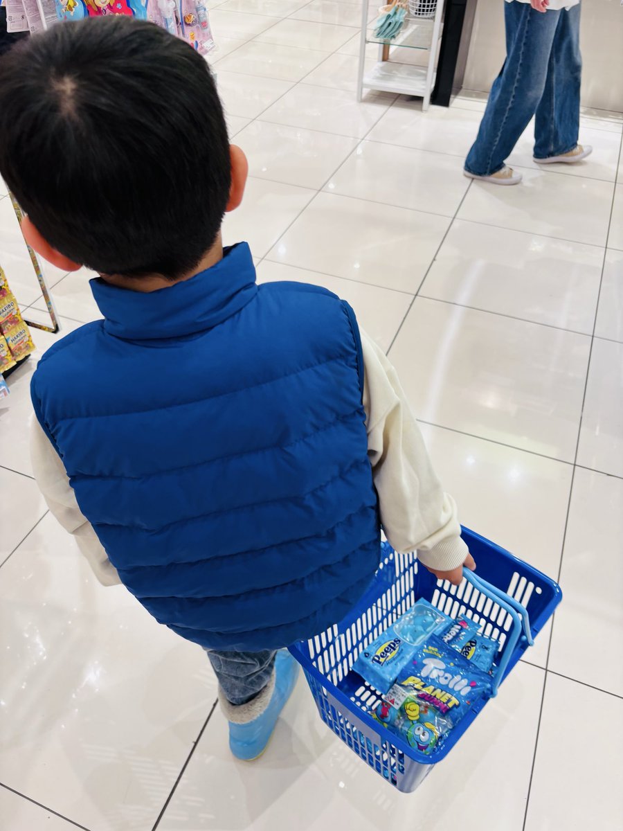 reiji_49's tweet photo. 青色が大好きな名前にもアオが入ってる二男、
買い物カゴも青色を選びます🤣 https://t.co/WBJvp1myB1
