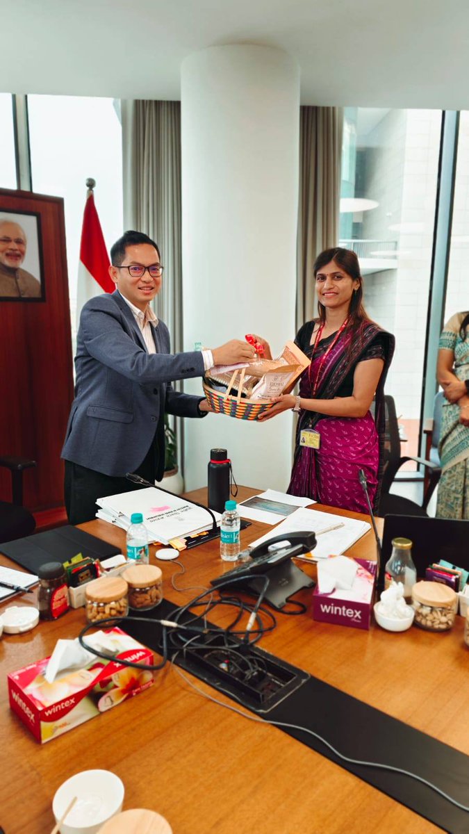 TripuraSRLM's tweet image. TRLM Tripura team headed by Secretary RD Shri Abhishek Singh IAS went to Delhi for presenting the budget for upcoming financial year 2026-27 for RD schemes including TRLM Budget.
CEO #TRLM Shri Tarit Kanti Chakma IAS highlighted the special focus given to SHG enterprises through