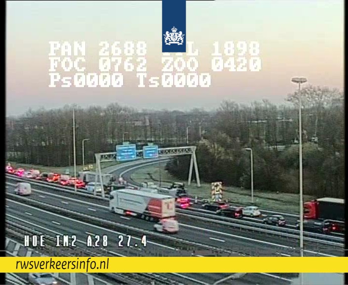 RWSverkeersinfo's tweet image. Op de #A1 richting Amsterdam is op knp. Hoevelaken de verbindingsweg naar de #A28 richting Utrecht dicht in verband met slecht wegdek. We leiden je voorlopig om om vanaf het knooppunt via onderstaande route. 👇