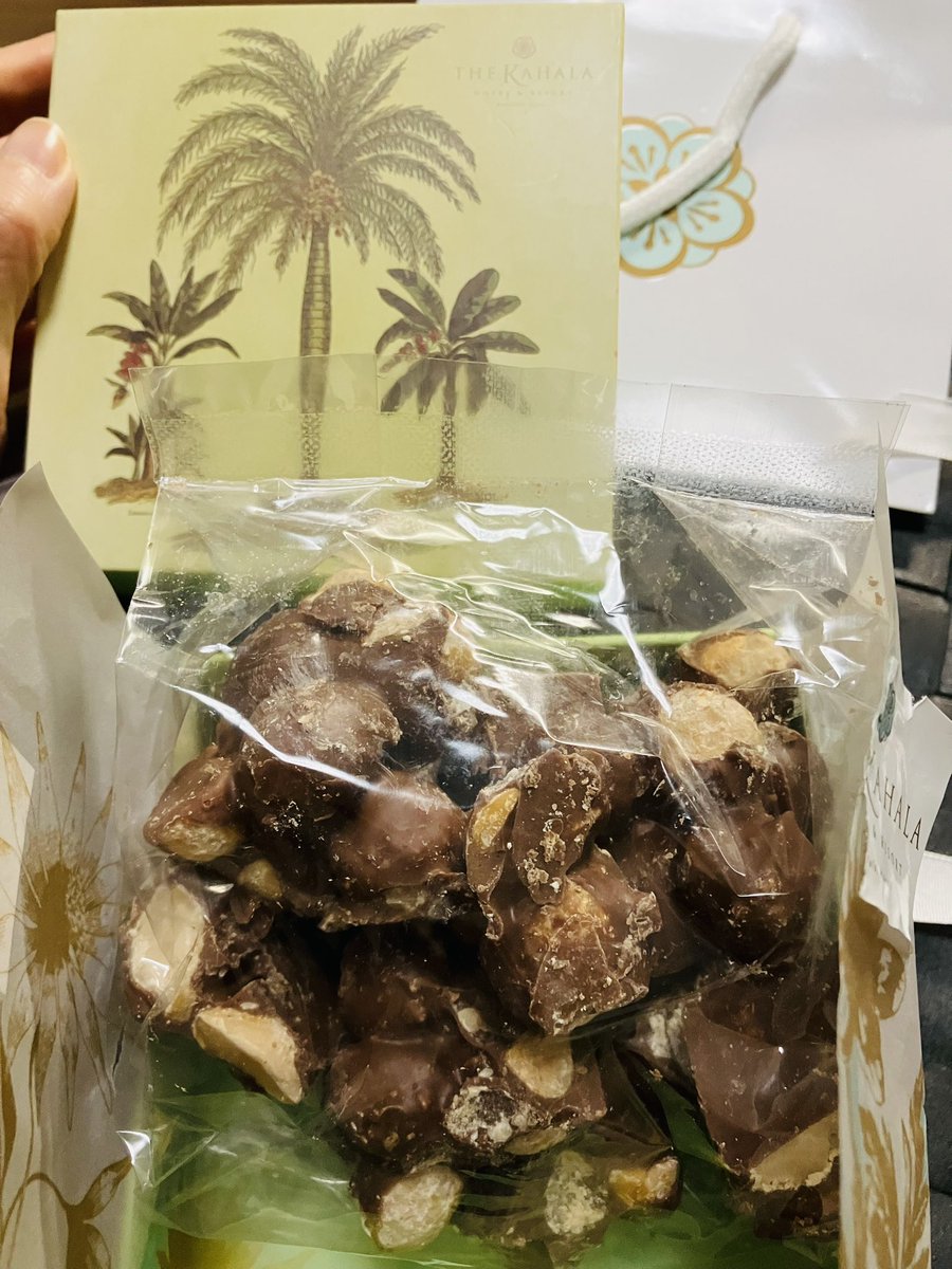 これももう無くなっちゃうんだけど

Hawaiiのカハラのマカダミアナッツのチョコ！！

なんっっかい食べても神✨

ボウルで抱えて食べたいチョコNo. 1。大好き。

#M1号　西村ご夫妻に感謝✨